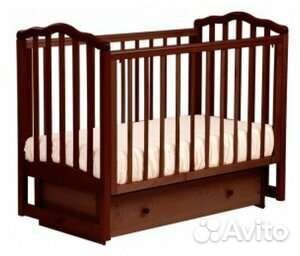 Детская кроватка с маятником
