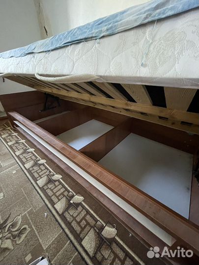 Кровать односпальная с подъемным механизмом