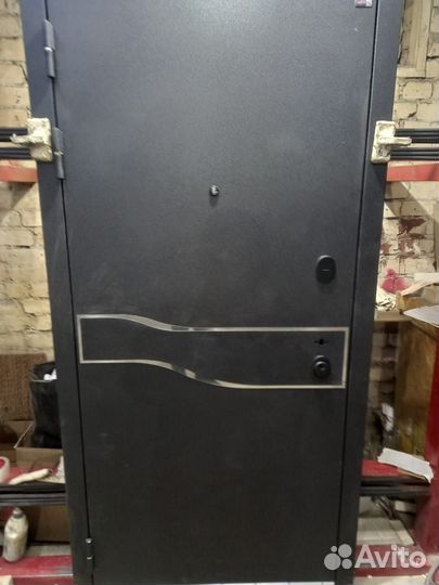 Дверь входная в квартиру