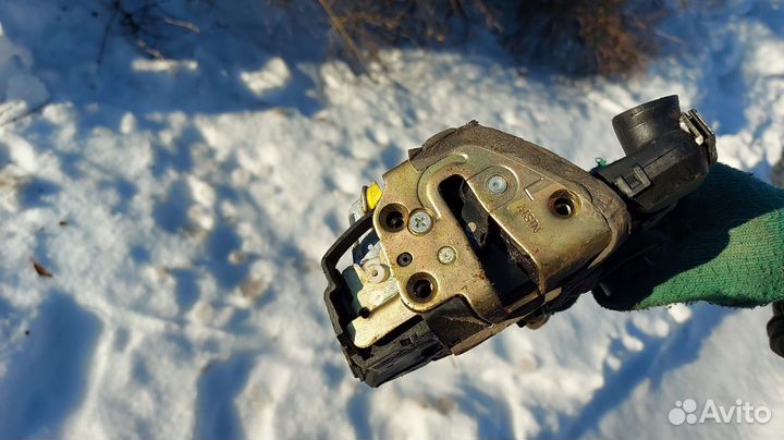 Замок передней левой двери Toyota Corolla 120