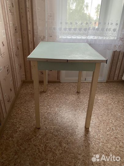 Стол кухонный