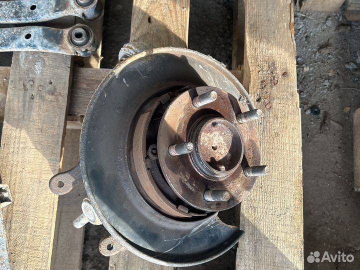 Задний правый кулак Kia Magentis 2010