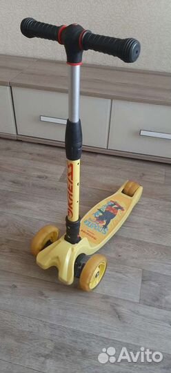 Самокат трехколесный желтый
