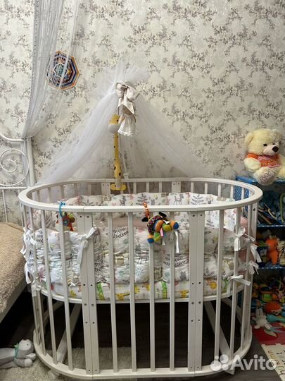 Детская кроватка с маятником