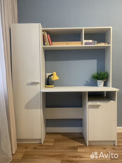 Письменный стол светлый