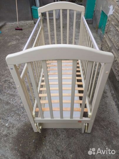 Детская кроватка с маятником и ящиком