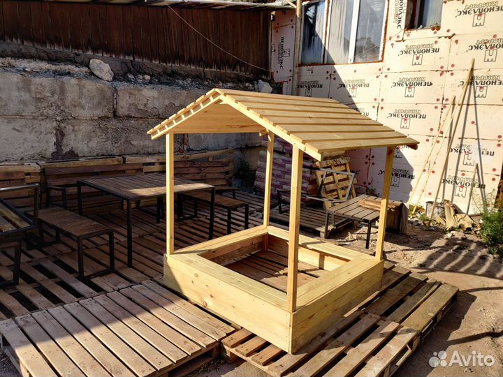 Детская песочница с крышей