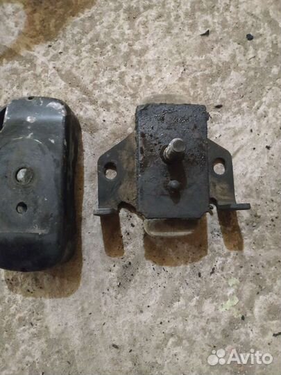 Подушка двигателя Тойота Хайс 2L