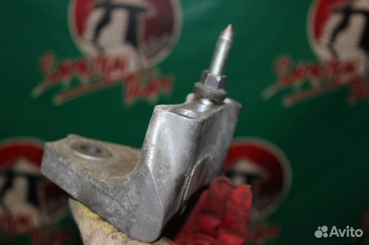 Кронштейн двигателя передний правый Toyota Avensis