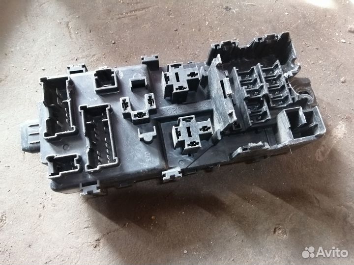 Блок предохранителей Mitsubishi Pajero Sport K9