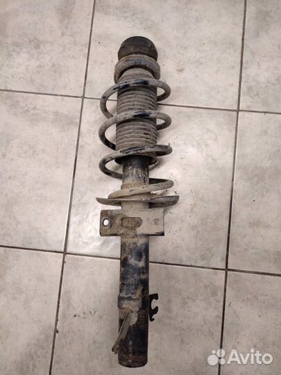 Стойка подвески передняя Volkswagen Polo седан 1.6