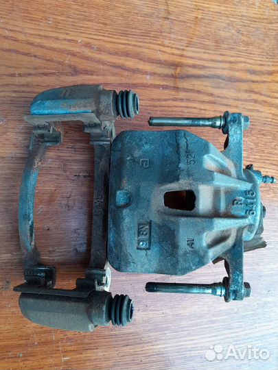 Суппорт передний правый Toyota Estima 50