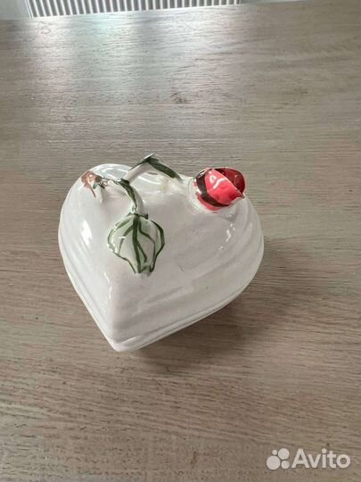 Шкатулка фарфоровая в форме сердца