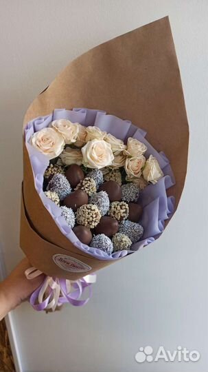 Роза кустовая+клубника в шоколаде