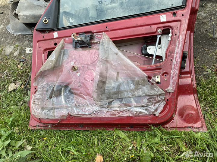 Продам переднюю правую дверь на Шкоду Фелицию