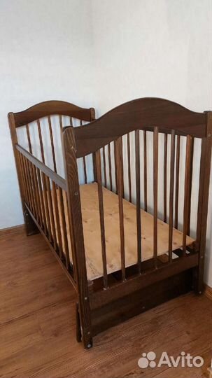 Кроватка деревянная, маятник