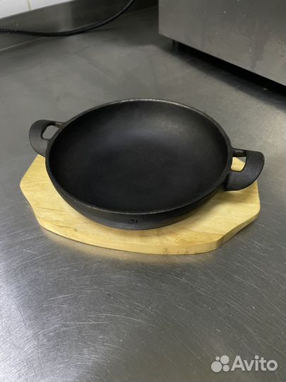 Чугунная сковорода для подачи
