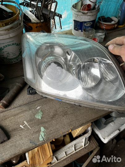 Фара правая toyota avensis 2006