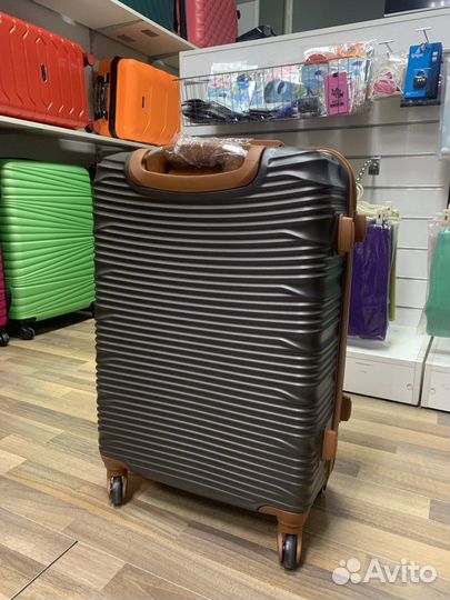 Чемодан на колесах средний