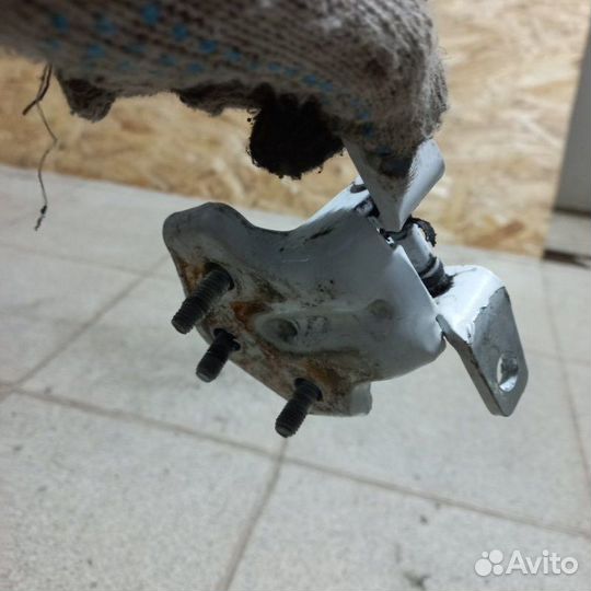 Петля двери передняя левая Hyundai Hd78 D4DD 2010