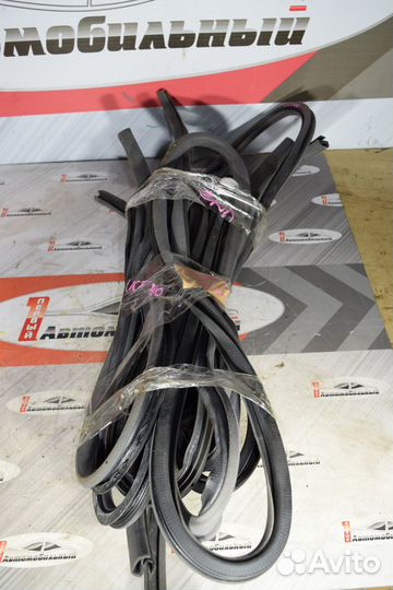 Уплотнительная резинка c Lexus LS460 USF40 1UR-FSE