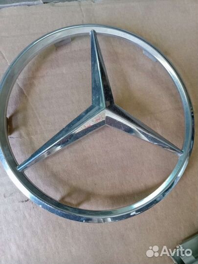 Эмблема и накладки решётки радиатора