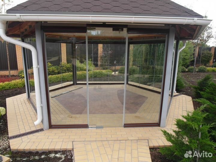 Безрамное остекление беседки