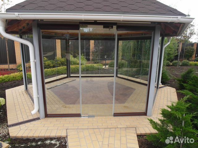 Безрамное остекление беседки