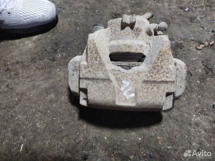 Суппорт тормозной передний левый Renault Megane 3