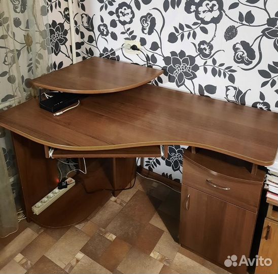 Компьютерный стол