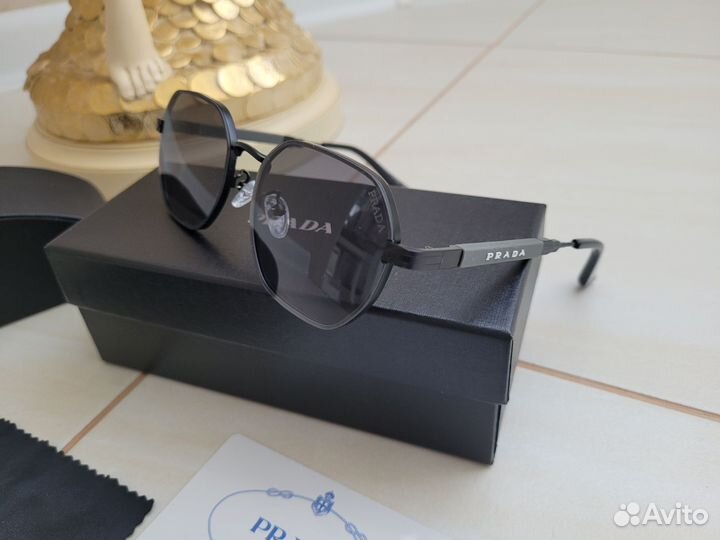 Солнцезащитные очки Prada