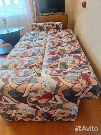 Диван прямой раскладной на ножках