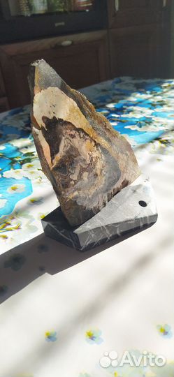 Настольный сувенир из камня