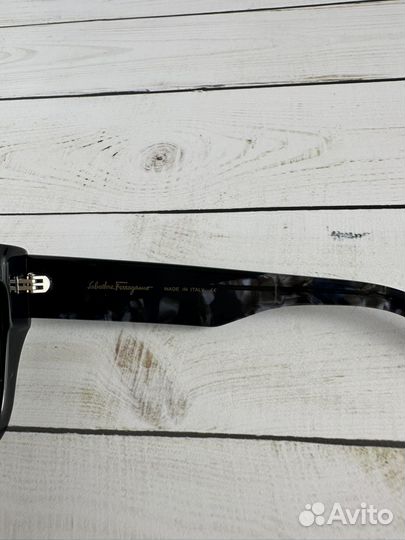 Очки Salvatore Ferragamo SF1060