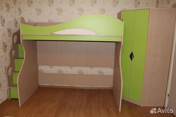 Кровать чердак со шкафом