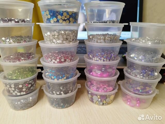 Стразы разных цветов и размеров