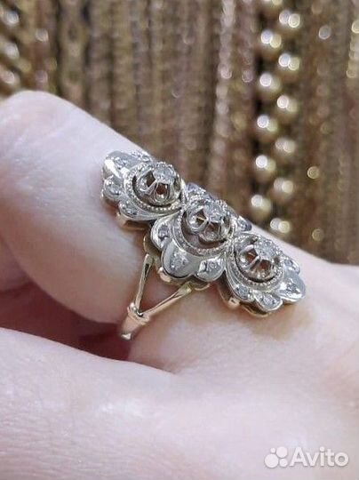 Золотое кольцо с бриллиантом