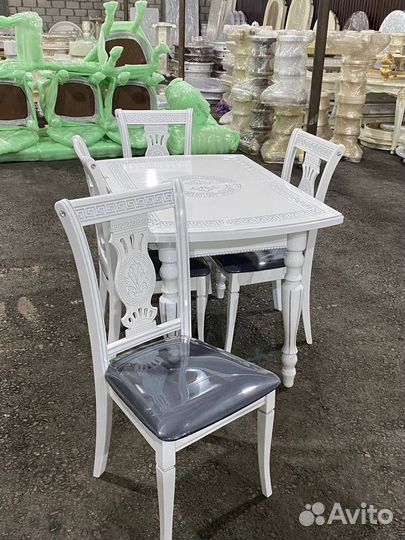 Столы и стулья