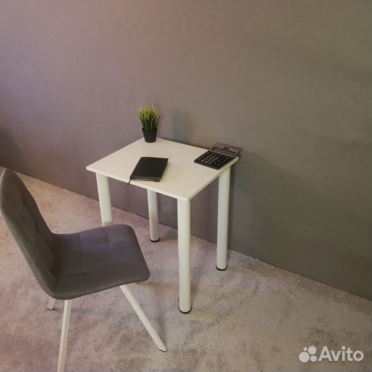 Компьютерный стол 60*50 см. Белые ножки