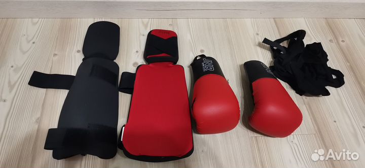 Боксёрские перчатки и защита