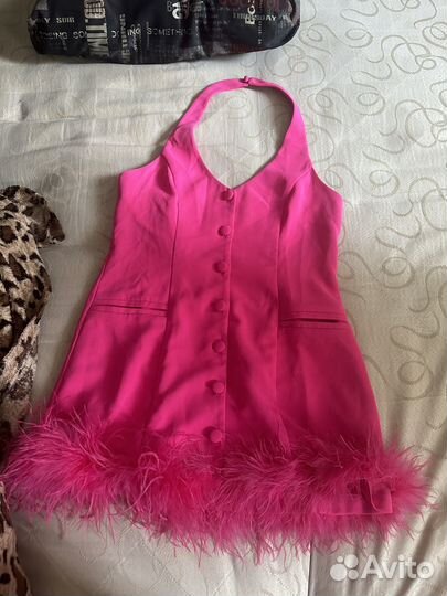 Ярко розовое коктельное платье с перьями