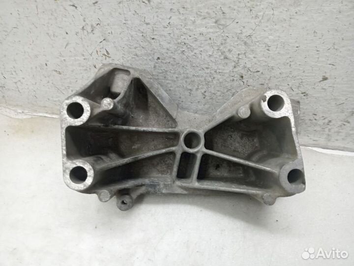 Кронштейн двигателя volkswagen polo Правый