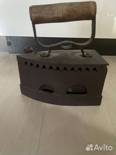 Старинный угольный утюг