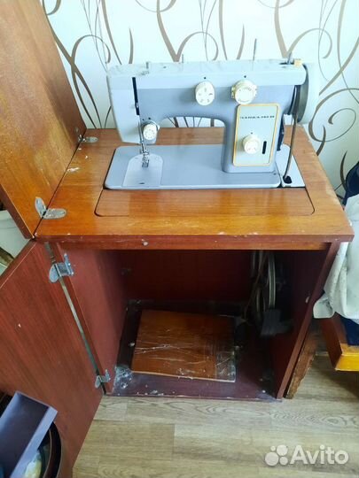 Швейная машина Чайка 142