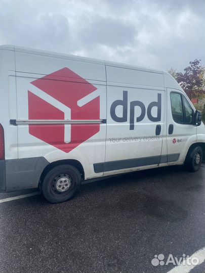 Водитель на своем грузовом авто