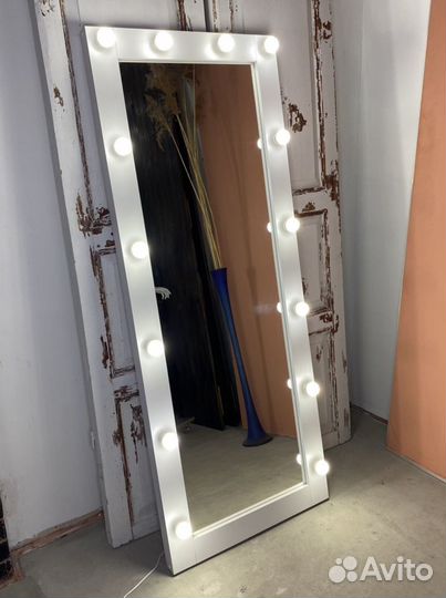 Гримерное зеркало с лампочками