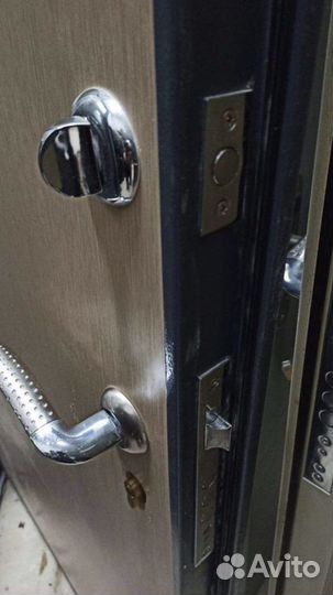 Дверь входная металлическая б/у