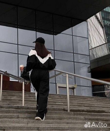 Спортивный женский костюм