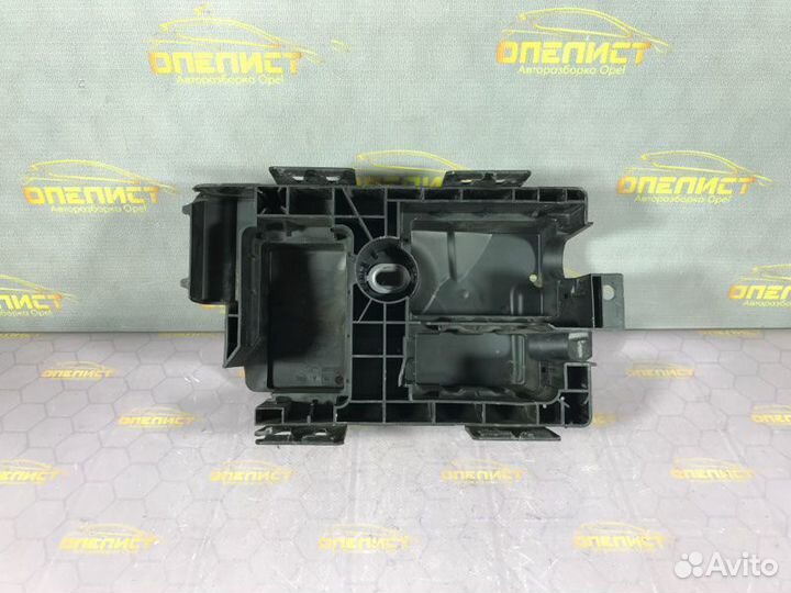 Крепление блока предохранителей Opel Astra J