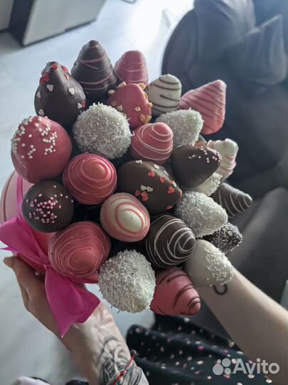 Клубника в шоколаде букеты с цветами